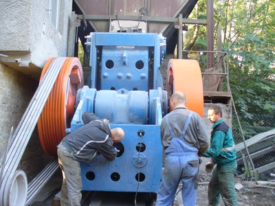 Servicing in quarries